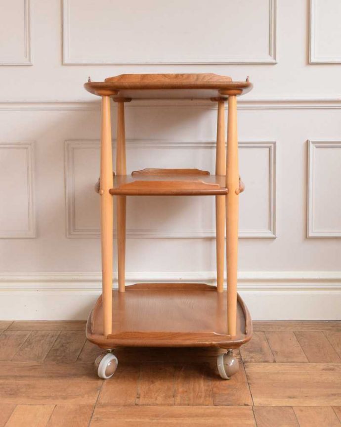 アーコールの家具　アンティーク家具　北欧デザインのヴィンテージ家具、キャスター付きワゴン（ERCOL）。360度、どこから見てもキレイアンティークは新品ではないので、もちろん経年変化によるキズはありますが、専門の職人がキレイにお直しをしているので、どの角度から見てもキレイです。(x-1212-f)