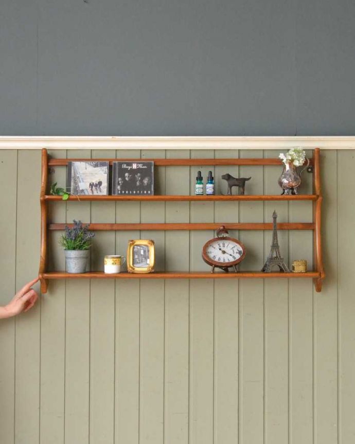 アーコールの家具　アンティーク家具　アーコール社のヴィンテージプレートラック（壁付けシェルフ）。壁をオシャレにしてくれるシェルフ北欧スタイルの壁付けシェルフは取り付けた瞬間、お部屋をオシャレに魅せてくれる魔法のアイテムです。(x-1213-f)