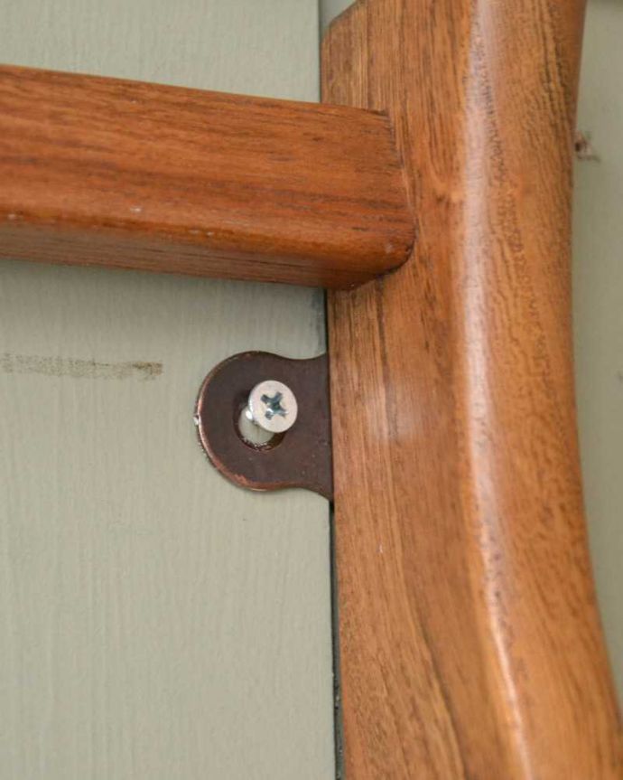 アーコールの家具　アンティーク家具　アーコール社のヴィンテージプレートラック（壁付けシェルフ）。壁に取り付け出来ます。(x-1213-f)