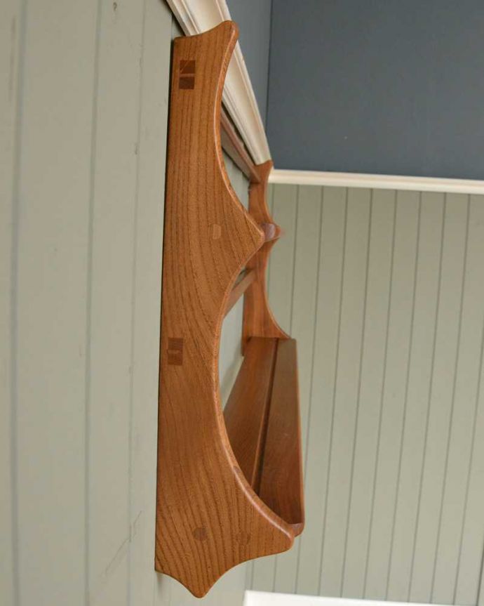 アーコールの家具　アンティーク家具　アーコール社のヴィンテージプレートラック（壁付けシェルフ）。横から見ると、こんなデザインですもちろん横顔だってキレイ！どこから見ても壁に映えてオシャレです。(x-1213-f)