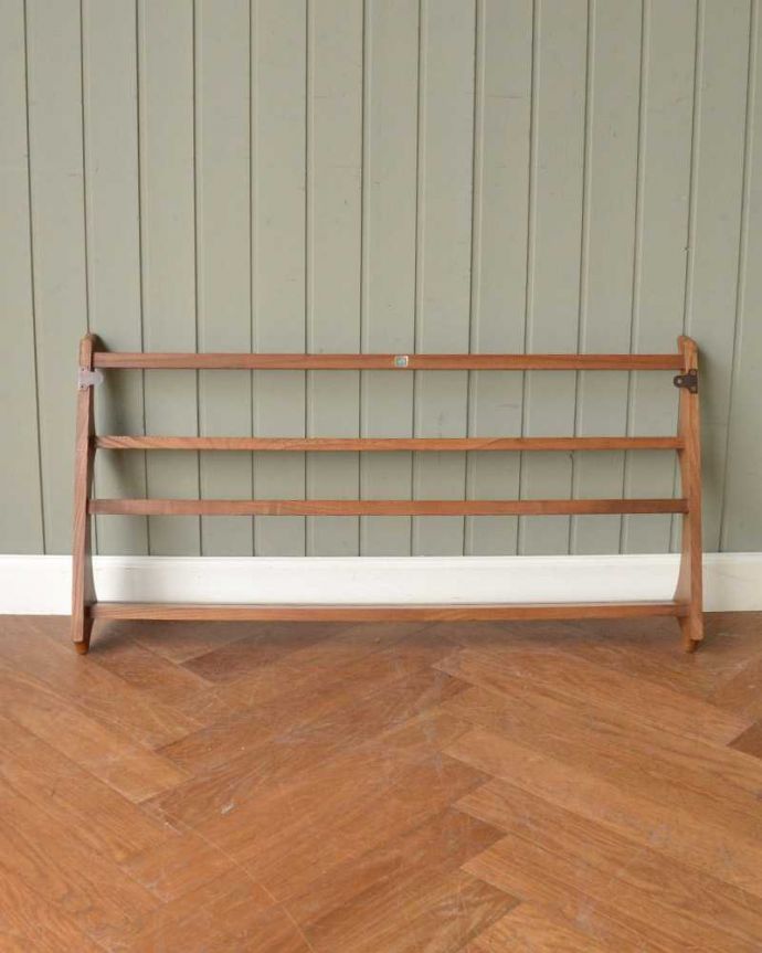 アーコールの家具　アンティーク家具　アーコール社のヴィンテージプレートラック（壁付けシェルフ）。後ろ側を見てみると･･･ビンテージなので、もちろん経年変化によるキズはありますが、職人がキレイに修復しました。(x-1213-f)