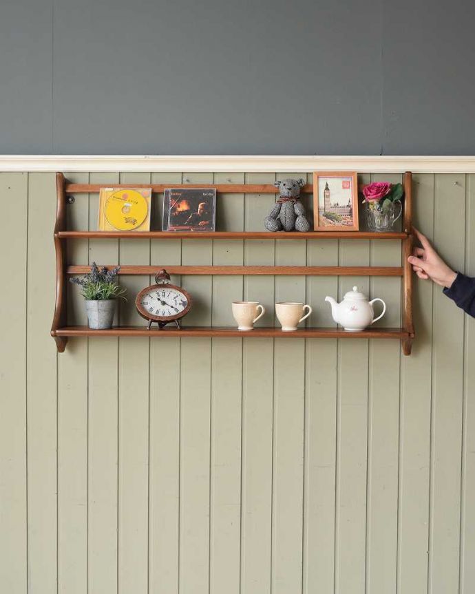 アーコールの家具　アンティーク家具　アーコール社のヴィンテージのウォールラック（プレートシェルフ）。壁をオシャレにしてくれるシェルフ北欧スタイルの壁付けシェルフは取り付けた瞬間、お部屋をオシャレに魅せてくれる魔法のアイテムです。(x-1214-f)