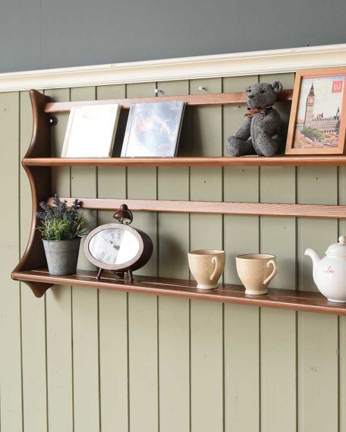 アーコールの家具　アンティーク家具　アーコール社のヴィンテージのウォールラック（プレートシェルフ）。クールな表情から感じるぬくもりシンプルでカッコいいデザインの中に見えるほっこりとしたぬくもり。(x-1214-f)