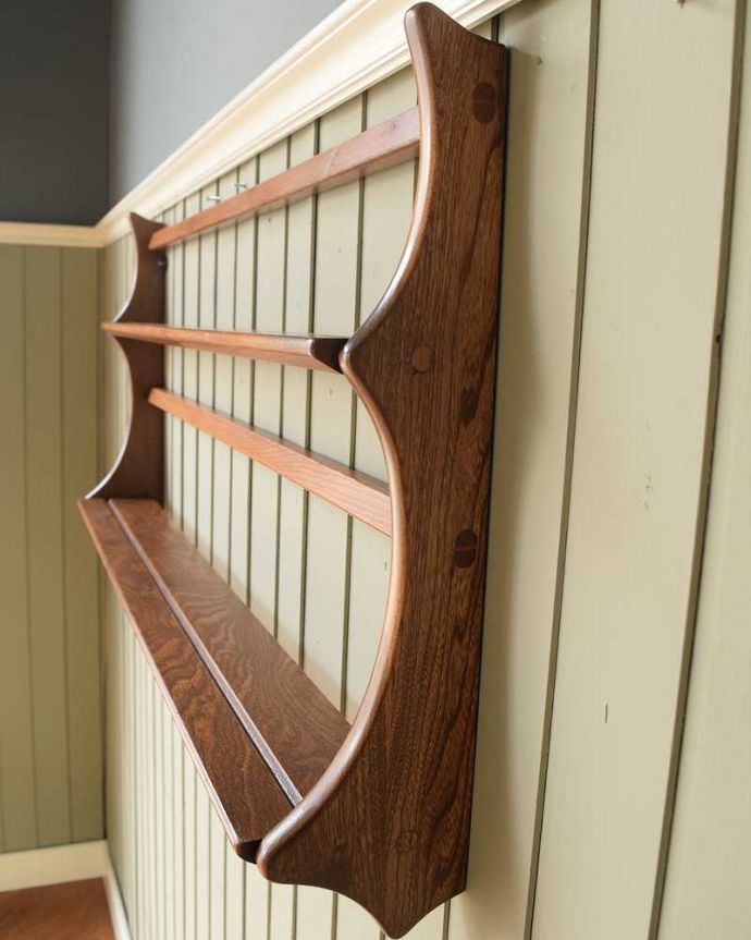 アーコールの家具　アンティーク家具　アーコール社のヴィンテージのウォールラック（プレートシェルフ）。横から見ると、こんなデザインですもちろん横顔だってキレイ！どこから見ても壁に映えてオシャレです。(x-1214-f)