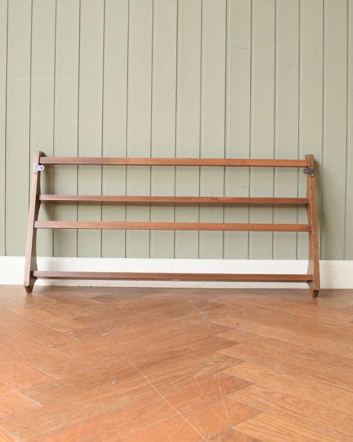 アーコールの家具　アンティーク家具　アーコール社のヴィンテージのウォールラック（プレートシェルフ）。後ろ側を見てみると･･･ビンテージなので、もちろん経年変化によるキズはありますが、職人がキレイに修復しました。(x-1214-f)