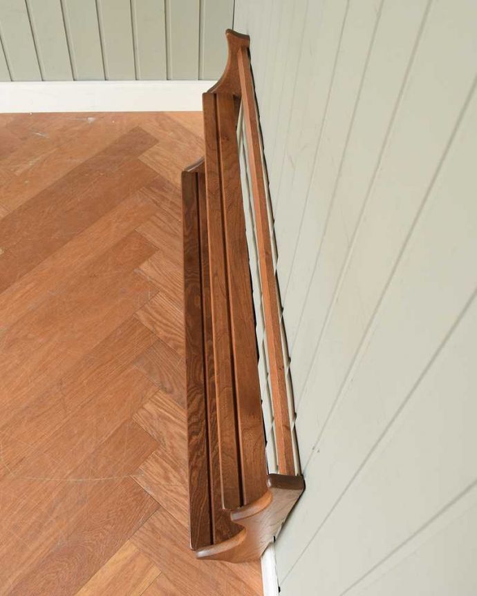 アーコールの家具　アンティーク家具　アーコール社のヴィンテージのウォールラック（プレートシェルフ）。上から見ると分かるプレートを立てる溝天板もこんな感じで、きちんと仕上げました。(x-1214-f)