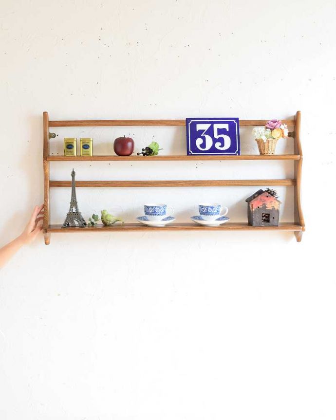 アーコールの家具 アンティーク家具 アーコール社のヴィンテージのウォールシェルフ(プレートラック)。壁をオシャレにしてくれるシェルフ北欧スタイルの壁付けシェルフは取り付けた瞬間、お部屋をオシャレに魅せてくれる魔法のアイテムです。(x-1215-f)