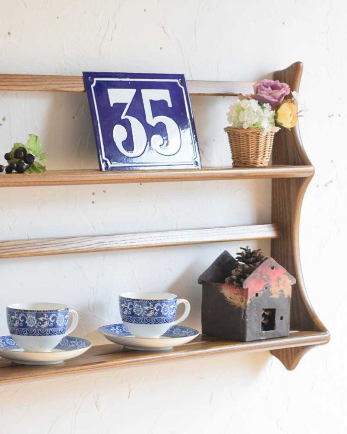 アーコールの家具 アンティーク家具 アーコール社のヴィンテージのウォールシェルフ(プレートラック)。クールな表情から感じるぬくもりシンプルでカッコいいデザインの中に見えるほっこりとしたぬくもり。(x-1215-f)