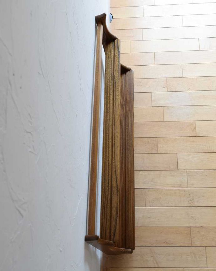 アーコールの家具 アンティーク家具 アーコール社のヴィンテージのウォールシェルフ(プレートラック)。上から見ると分かるプレートを立てる溝天板もこんな感じで、きちんと仕上げました。(x-1215-f)