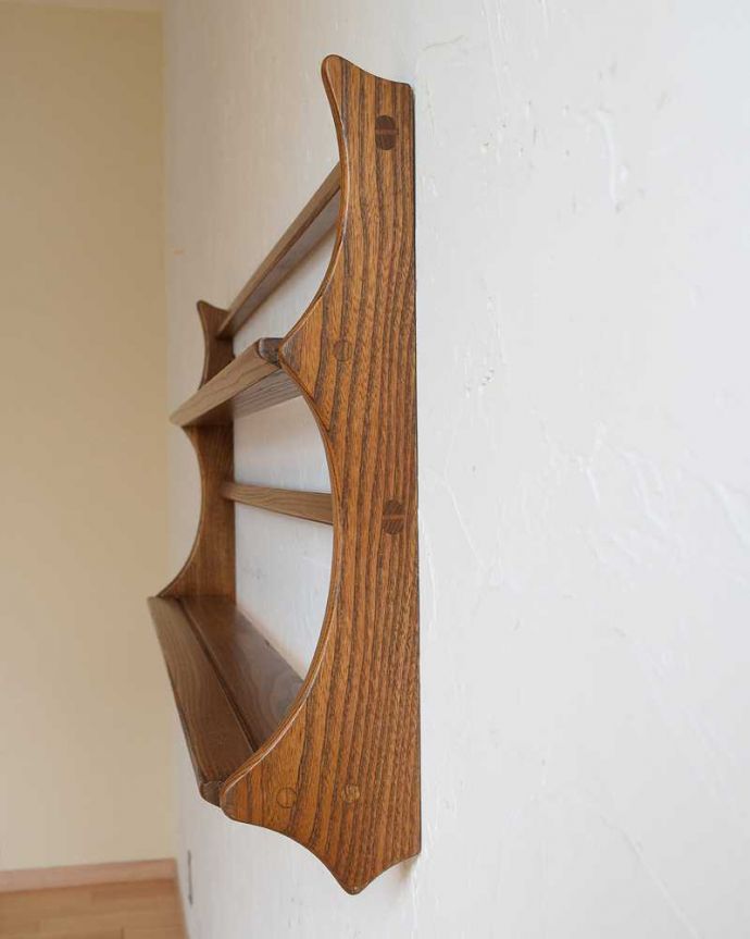 アーコールの家具 アンティーク家具 アーコール社のヴィンテージのウォールシェルフ(プレートラック)。横から見ると、こんなデザインですもちろん横顔だってキレイ!どこから見ても壁に映えてオシャレです。(x-1215-f)