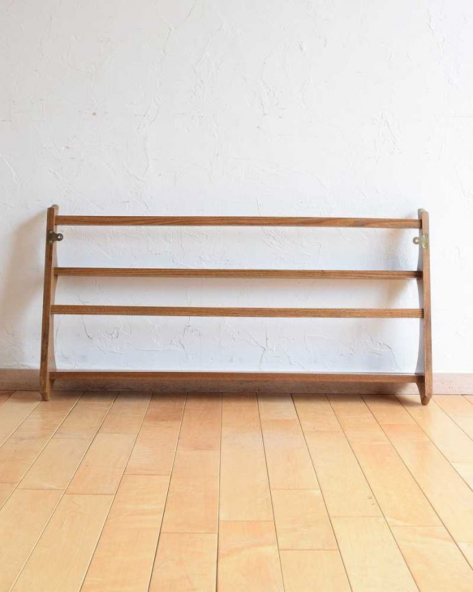 アーコールの家具 アンティーク家具 アーコール社のヴィンテージのウォールシェルフ(プレートラック)。後ろ側を見てみると・・・ビンテージなので、もちろん経年変化によるキズはありますが、職人がキレイに修復しました。(x-1215-f)