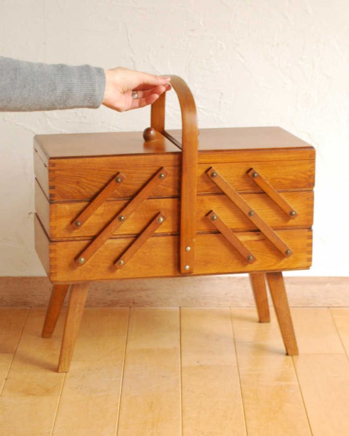 ソーイングボックス　アンティーク家具　可愛い脚付きのイギリスで見つけたアンティークソーイングボックス。女性のためのお裁縫箱今も昔も、女性だったら必ず持っているアンティークのソーイングボックス。(x-1217-f)