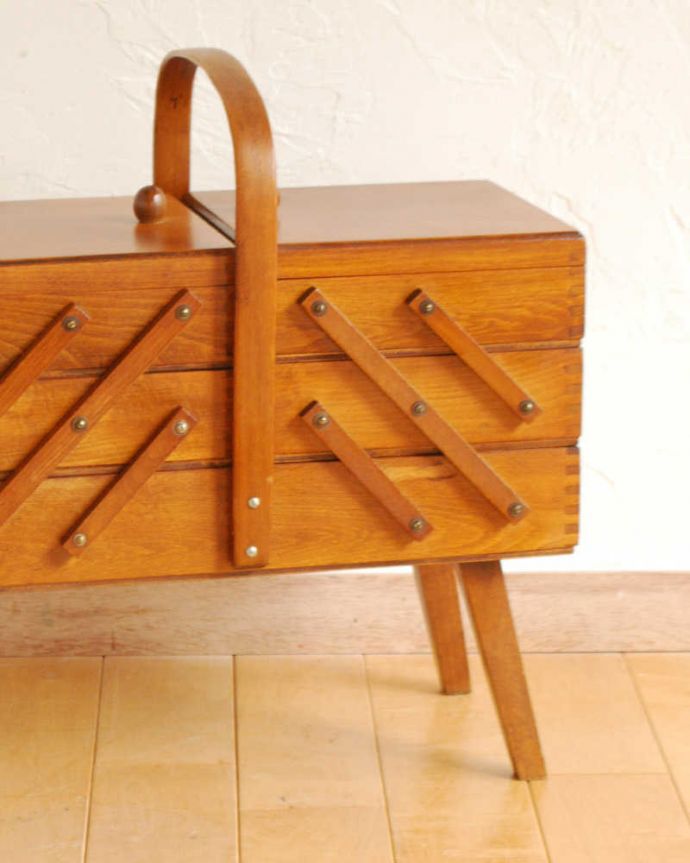 ソーイングボックス　アンティーク家具　可愛い脚付きのイギリスで見つけたアンティークソーイングボックス。持ち運びもラクラクです持ち手が付いているので移動もラクラクです。(x-1217-f)