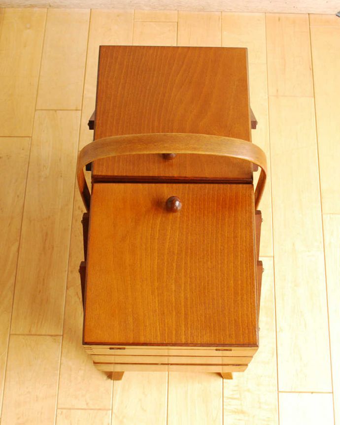 ソーイングボックス　アンティーク家具　可愛い脚付きのイギリスで見つけたアンティークソーイングボックス。上から見ると･･･キレイに修復しましたが、アンティークは新品ではないので経年変化による傷がある場合があります。(x-1217-f)