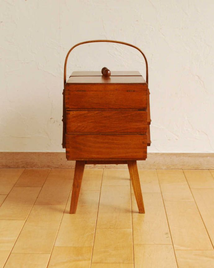 ソーイングボックス　アンティーク家具　可愛い脚付きのイギリスで見つけたアンティークソーイングボックス。横から見ると･･･グルッと360度、どの角度から見てもキレイに仕上げました。(x-1217-f)