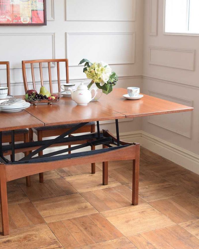 アンティークのテーブル アンティーク家具 北欧スタイルのヴィンテージ家具、高さまで変えられる便利なダイニングテーブル(elevator table)。シンプルながらに機能的なデザインの脚天板のサイズが変更できるうえに、高さまでかえて使える便利なテーブル。(x-1219-f)