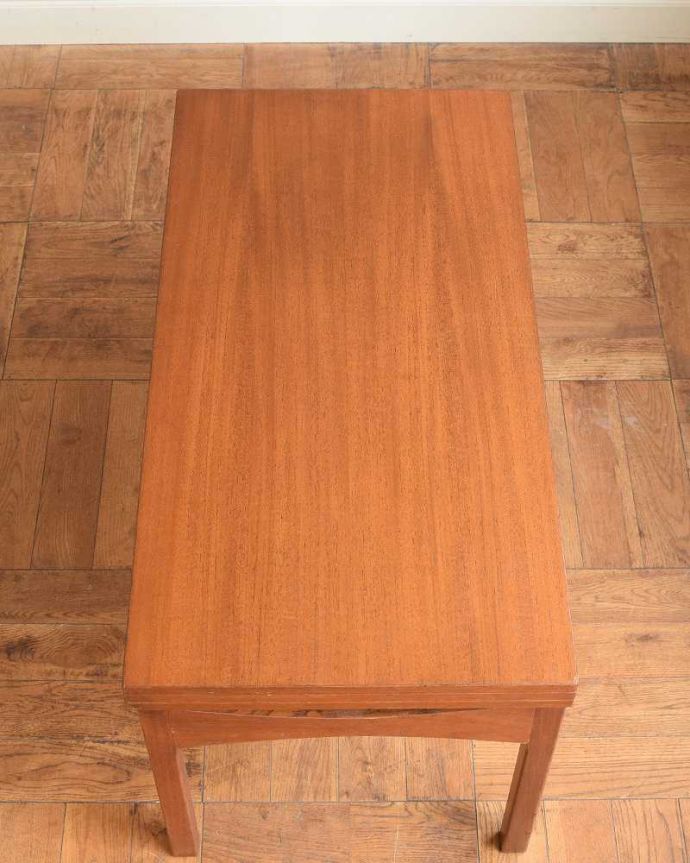 アンティークのテーブル アンティーク家具 北欧スタイルのヴィンテージ家具、高さまで変えられる便利なダイニングテーブル(elevator table)。上から見るとこんな形リーフを開く前はこんな形です。(x-1219-f)