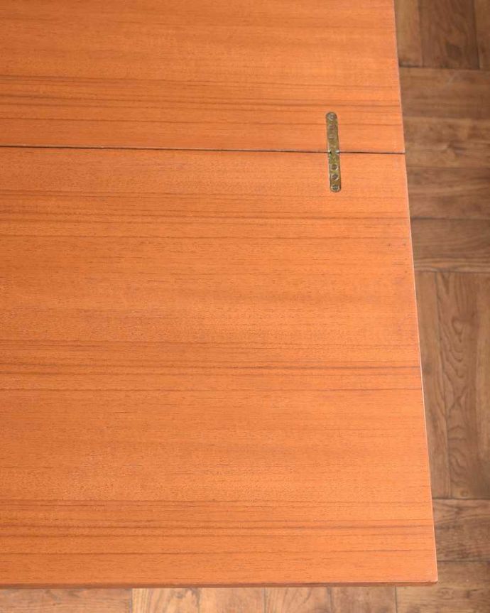 アンティークのテーブル アンティーク家具 北欧スタイルのヴィンテージ家具、高さまで変えられる便利なダイニングテーブル(elevator table)。シンプルな木目がカッコイイ天板を近くで見てみるとこんな感じ。(x-1219-f)