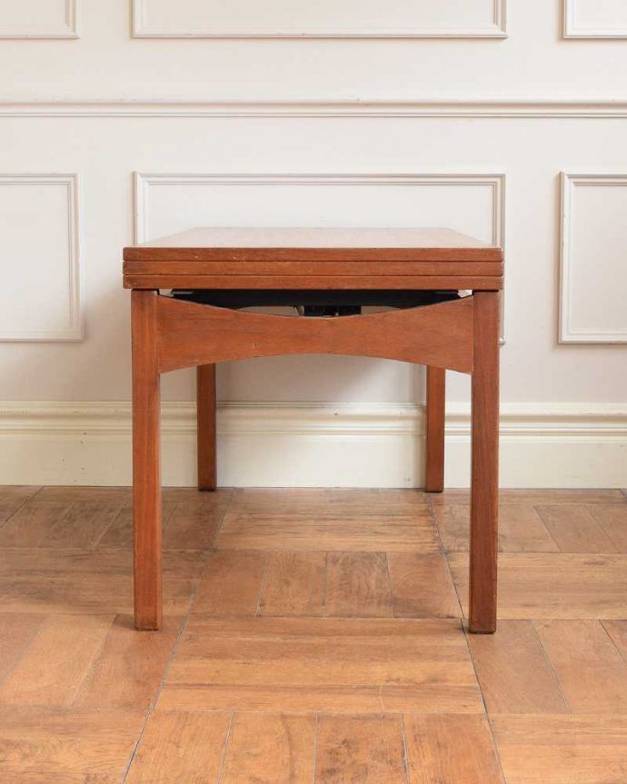 アンティークのテーブル アンティーク家具 北欧スタイルのヴィンテージ家具、高さまで変えられる便利なダイニングテーブル(elevator table)。こちら側から見てみると・・・アンティークは新品ではないので、もちろん経年変化によるキズはありますが、専門の職人がキレイに修復しました。(x-1219-f)