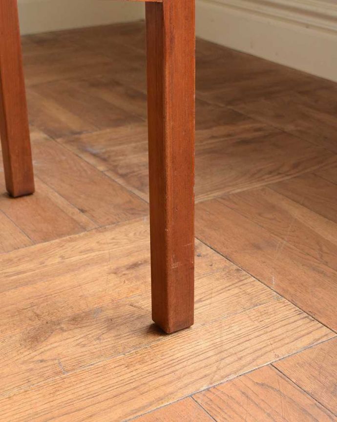 アンティークのテーブル アンティーク家具 北欧スタイルのヴィンテージ家具、高さまで変えられる便利なダイニングテーブル(elevator table)。持ち上げなくても移動できます!Handleのアンティークは、脚の裏にフェルトキーパーをお付けしていますので、持ち上げなくても床を滑らせて移動させることが出来ます。(x-1219-f)