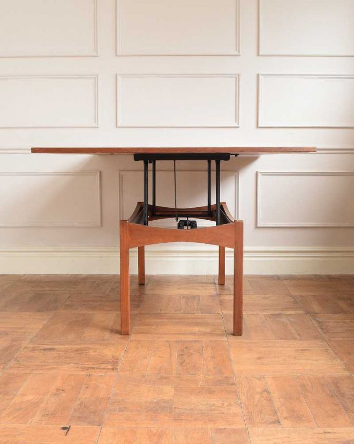 アンティークのテーブル アンティーク家具 北欧スタイルのヴィンテージ家具、高さまで変えられる便利なダイニングテーブル(elevator table)。横から見てみてもカッコいい!北欧スタイルのテーブルは、横から見てもやっぱりスマートでカッコいいんです。(x-1219-f)