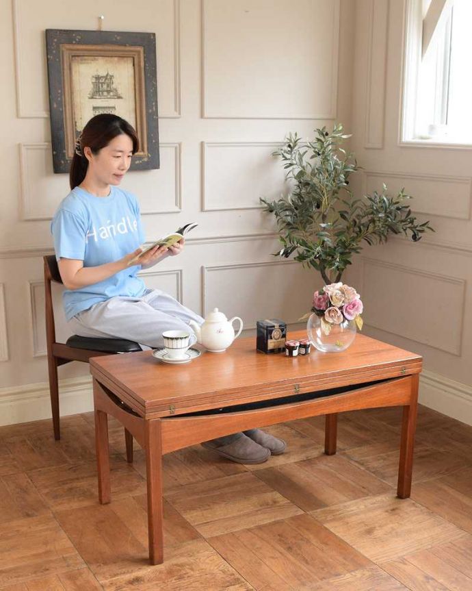 アンティークのテーブル アンティーク家具 北欧スタイルのヴィンテージ家具、高さまで変えられる便利なダイニングテーブル(elevator table)。低めで使うとセンターテーブルに天板の高さを変えて使えるので、ソファテーブルにも使えます。(x-1219-f)