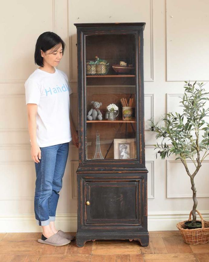 アンティークのキャビネット　アンティーク家具　フランスのアンティーク家具、ペイント仕上げのスリムなガラスキャビネット。お部屋をパッと彩るフランスらしい色使いフランスらしい色使いのキャビネットは、お部屋の中をパッと明るくなる華やかに彩ってくれるんです。(x-1220-f)