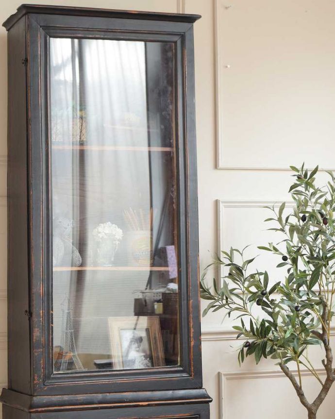 アンティークのキャビネット　アンティーク家具　フランスのアンティーク家具、ペイント仕上げのスリムなガラスキャビネット。ガラス越しに中をのぞいてみると･･･昔、作られたアンティークのガラスは今のものと違ってゆらめきがあります。(x-1220-f)