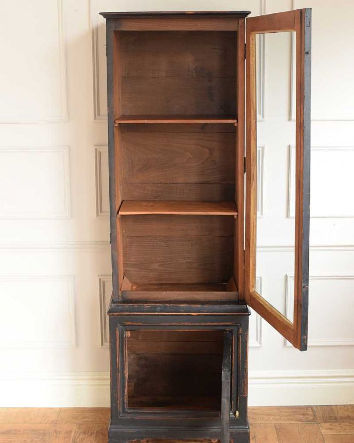 アンティークのキャビネット　アンティーク家具　フランスのアンティーク家具、ペイント仕上げのスリムなガラスキャビネット。扉を開けると･･･中もこんな感じで専門の職人がキレイに修復しました。(x-1220-f)