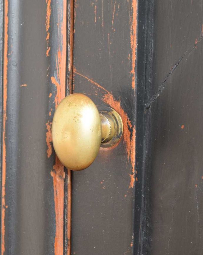 アンティークのキャビネット　アンティーク家具　フランスのアンティーク家具、ペイント仕上げのスリムなガラスキャビネット。開ける度にワクワク小さな取っ手がちょこんと付いています。(x-1220-f)