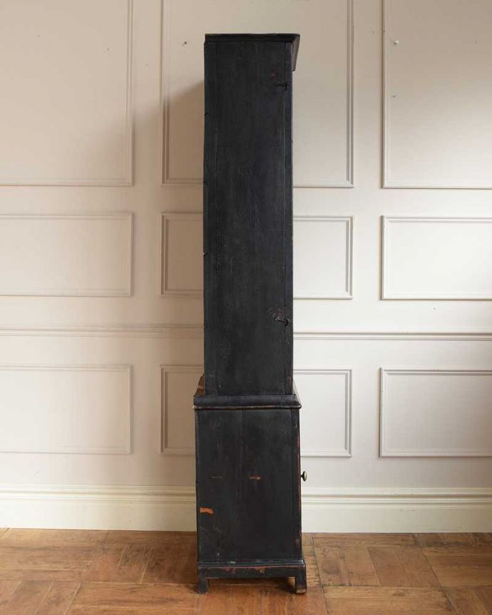 アンティークのキャビネット　アンティーク家具　フランスのアンティーク家具、ペイント仕上げのスリムなガラスキャビネット。もちろん、横顔もキレイ横から見てみるとこんな感じです。(x-1220-f)