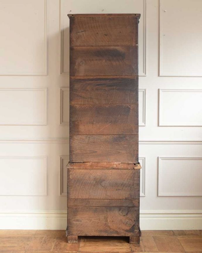 アンティークのキャビネット　アンティーク家具　フランスのアンティーク家具、ペイント仕上げのスリムなガラスキャビネット。後ろ姿はこんな感じアンティークは新品ではないので、経年変化によるキズはありますが、専門の職人がキレイにお直しをしているので、後ろ姿もキレイです。(x-1220-f)