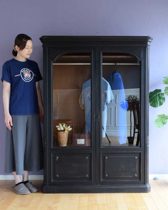 アンティークのキャビネット　アンティーク家具　クールなカラーのアンティーク家具、大人のためのフレンチワードローブ（ガラスキャビネット）。フランスらしい優雅さと風格が自慢ドッシリと重厚感ある佇まいとフランスらしい優雅な彫の両方を贅沢にも兼ね備えたガラスのキャビネット。(x-1221-f)