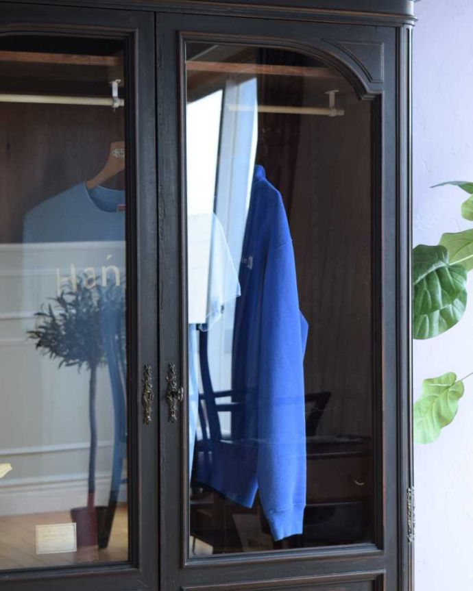 アンティークのキャビネット　アンティーク家具　クールなカラーのアンティーク家具、大人のためのフレンチワードローブ（ガラスキャビネット）。ガラス越しに中をのぞいてみると･･･昔、作られたアンティークのガラスは今のものと違ってゆらめきがあります。(x-1221-f)