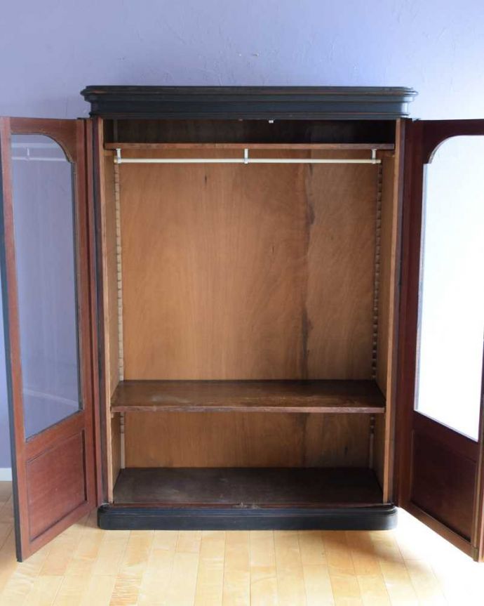 アンティークのキャビネット　アンティーク家具　クールなカラーのアンティーク家具、大人のためのフレンチワードローブ（ガラスキャビネット）。扉を開けると･･･たっぷり収納できるワードローブ。(x-1221-f)