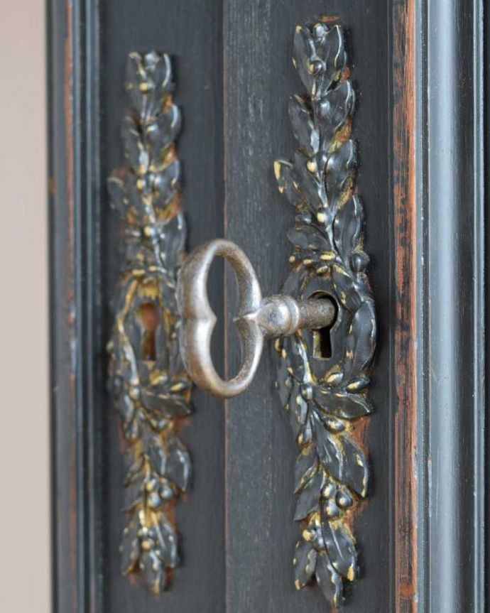 アンティークのキャビネット　アンティーク家具　クールなカラーのアンティーク家具、大人のためのフレンチワードローブ（ガラスキャビネット）。カギも使えますまるでおとぎ話のようにカギを使って開けてください。(x-1221-f)