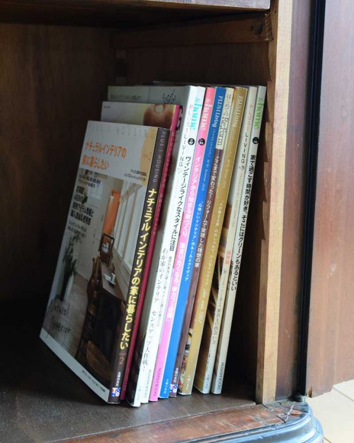 アンティークのキャビネット　アンティーク家具　クールなカラーのアンティーク家具、大人のためのフレンチワードローブ（ガラスキャビネット）。扉の中は収納たっぷりA4サイズの雑誌までしっかり収納出来ちゃう大きさ。(x-1221-f)