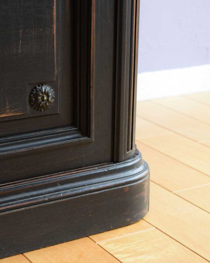 アンティークのキャビネット　アンティーク家具　クールなカラーのアンティーク家具、大人のためのフレンチワードローブ（ガラスキャビネット）。女性１人でも運べちゃうんですHandleのアンティークは、脚の裏にフェルトキーパーをお付けしています。(x-1221-f)