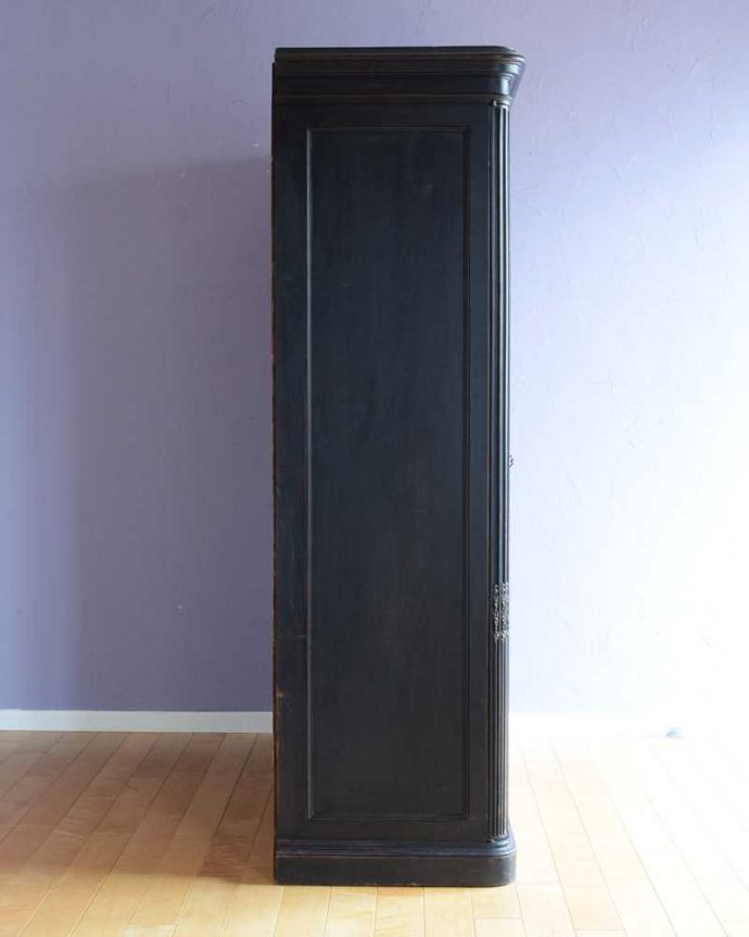 アンティークのキャビネット　アンティーク家具　クールなカラーのアンティーク家具、大人のためのフレンチワードローブ（ガラスキャビネット）。もちろん、横顔もキレイ横から見てみるとこんな感じです。(x-1221-f)