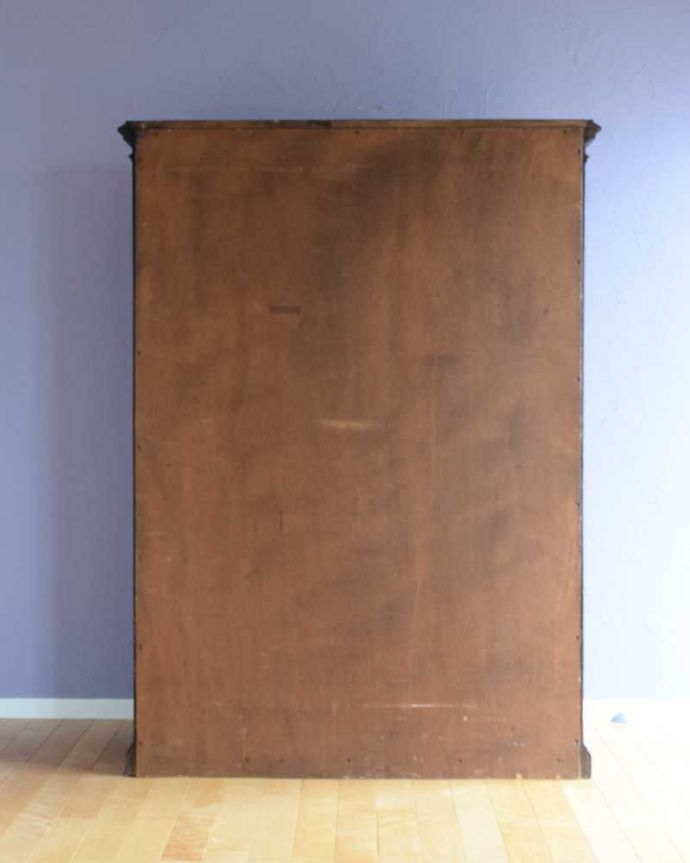 アンティークのキャビネット　アンティーク家具　クールなカラーのアンティーク家具、大人のためのフレンチワードローブ（ガラスキャビネット）。後ろ姿はこんな感じアンティークは新品ではないので、経年変化によるキズはありますが、専門の職人がキレイにお直しをしているので、後ろ姿もキレイです。(x-1221-f)