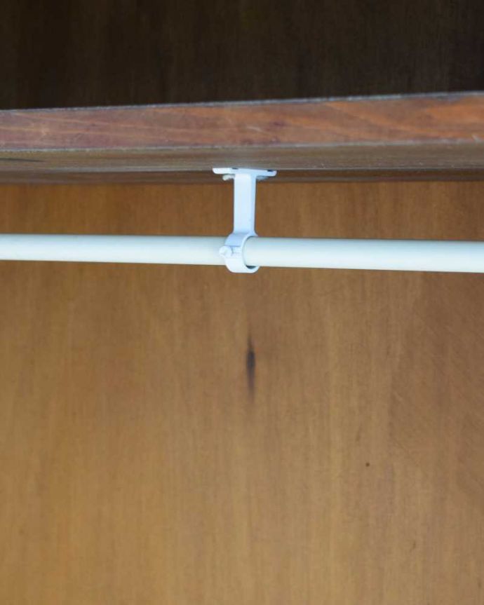 アンティークのキャビネット　アンティーク家具　クールなカラーのアンティーク家具、大人のためのフレンチワードローブ（ガラスキャビネット）。お洋服を掛ける場所ポールが付いているので、ここにハンガーを掛けてください。(x-1221-f)