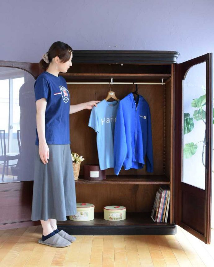 アンティークのキャビネット　アンティーク家具　クールなカラーのアンティーク家具、大人のためのフレンチワードローブ（ガラスキャビネット）。今日は何を着ようかな？お出かけ前のひとときも、このワードローブがあれば、さらに楽しい時間になります。(x-1221-f)