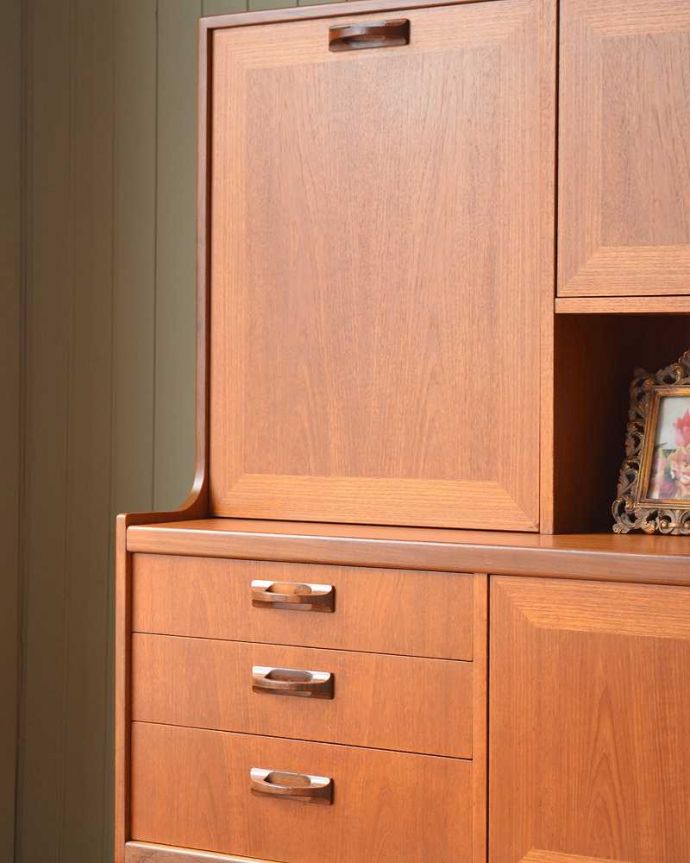 G-PLAN(Gプラン)　アンティーク家具　北欧テイストヴィンテージ家具、食器棚にもおススメのG-Planのサイドボード。ヴィンテージ家具らしいあたたかさ。(x-1222-f)