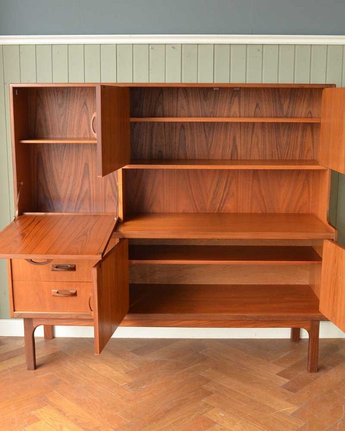 G-PLAN(Gプラン)　アンティーク家具　北欧テイストヴィンテージ家具、食器棚にもおススメのG-Planのサイドボード。扉の奥はたっぷり収納扉を開けると、中にはたっぷりの収納。(x-1222-f)