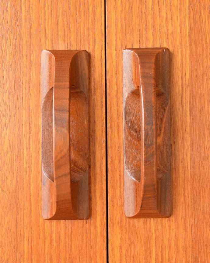 G-PLAN(Gプラン)　アンティーク家具　北欧テイストヴィンテージ家具、食器棚にもおススメのG-Planのサイドボード。扉の木目があたたかさを演出クールなデザインなのに、なんだかほっとするあたたかさ。(x-1222-f)