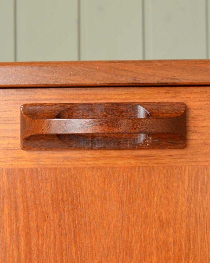 G-PLAN(Gプラン)　アンティーク家具　北欧テイストヴィンテージ家具、食器棚にもおススメのG-Planのサイドボード。デザインの一部になっている取っ手取っ手のデザインもシンプルかつ機能的に。(x-1222-f)