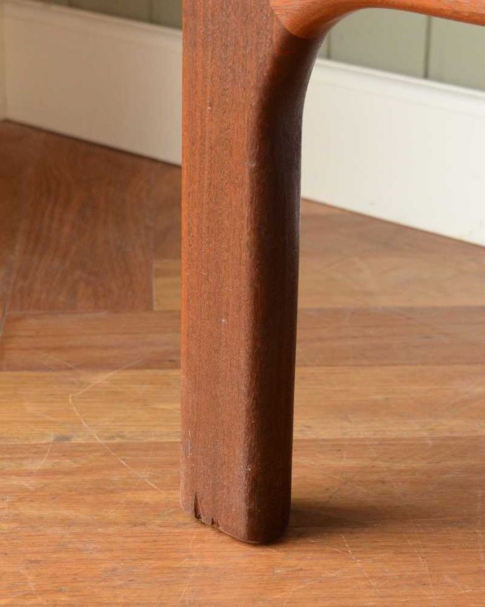 G-PLAN(Gプラン)　アンティーク家具　北欧テイストヴィンテージ家具、食器棚にもおススメのG-Planのサイドボード。スッキリとした脚の裏には…Handleの家具の脚裏にはフェルトキーパーをお付けしています。(x-1222-f)