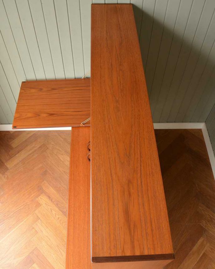 G-PLAN(Gプラン)　アンティーク家具　北欧テイストヴィンテージ家具、食器棚にもおススメのG-Planのサイドボード。天板の塗装もキレイに仕上げましたヴィンテージの家具は修復方法が様々。(x-1222-f)