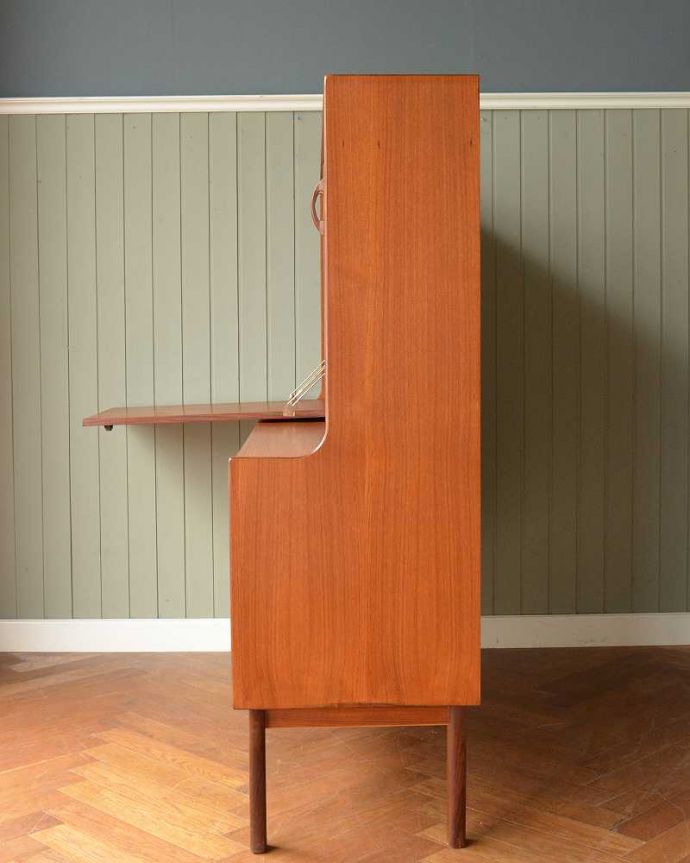 G-PLAN(Gプラン)　アンティーク家具　北欧テイストヴィンテージ家具、食器棚にもおススメのG-Planのサイドボード。横から見てもスッキリどこから見てもスッキリとしてステキなヴィンテージ。(x-1222-f)