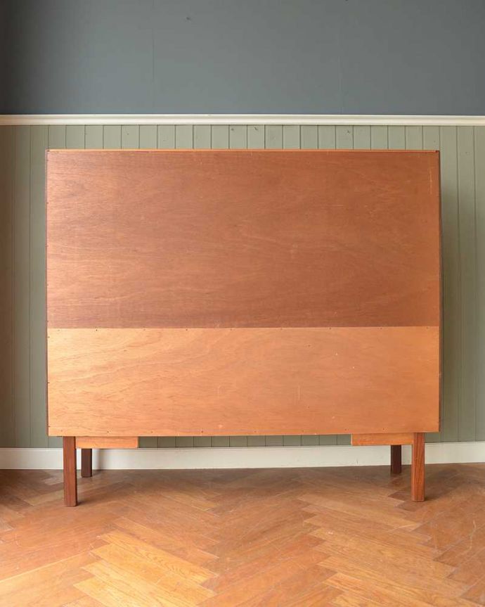 G-PLAN(Gプラン)　アンティーク家具　北欧テイストヴィンテージ家具、食器棚にもおススメのG-Planのサイドボード。もちろん後ろ姿もキレイですビンテージは新品ではないので、もちろん経年変化によるキズはあります。(x-1222-f)